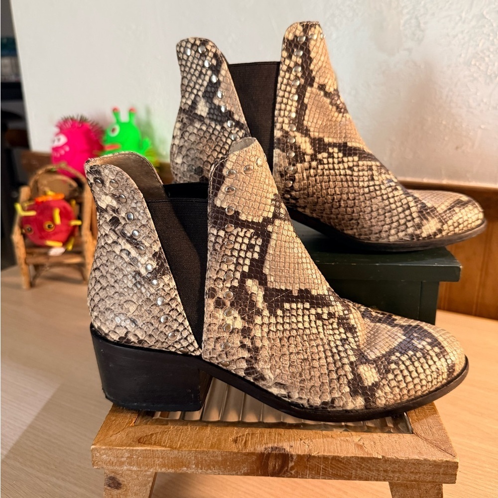 Steve Madden “Cade” Snake Print Almond Toe Chelsea Booties - Picture 3 of 6